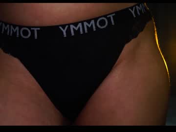 girl
        emilybatee cam image #3093094