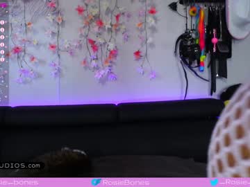 girl
        rosiebones cam image #1722535