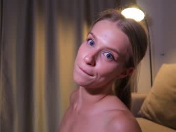 girl
        ella_twinkle cam image #4480532