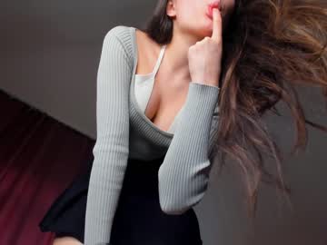 girl
        emilybatee cam image #1180646