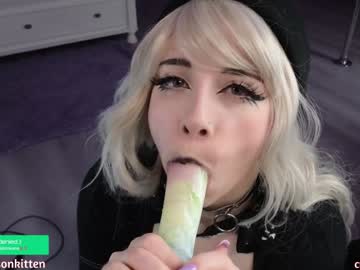 girl
        crimsonkitten cam image #4389211