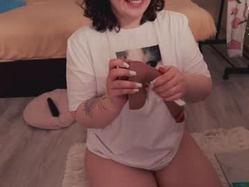 girl
        chery_lady22 cam image #1407522