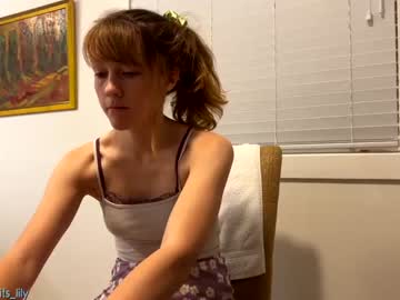 girl
        its_lily cam image #1632065