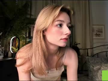 girl
        wi11ow_whisper cam image #6770527