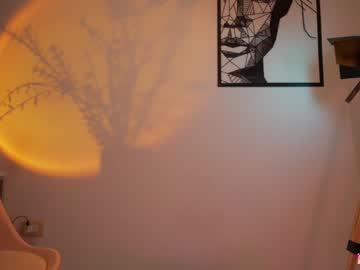 girl
        lucie_beltran cam image #1501321