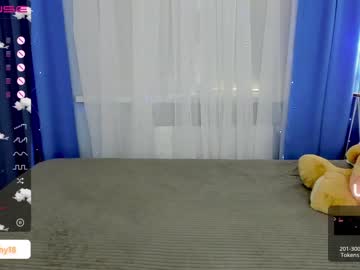 girl
        emmika_ cam image #1373604