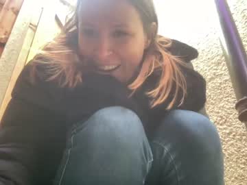 girl
        eatmypie69 cam image #3716533