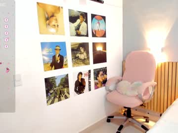 girl
        little_effy18 cam image #4185879