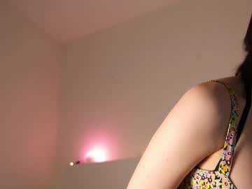 girl
        sae__ cam image #1070947