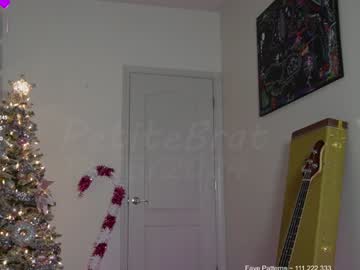 girl
        petitebrat cam image #5702773