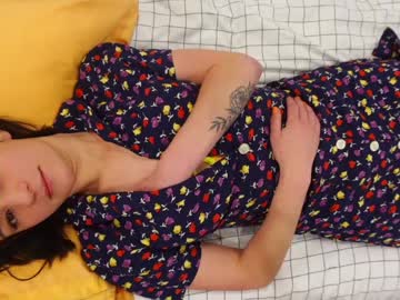 girl
        olive_fox cam image #1443465