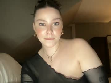 girl
        novavangogh cam image #2155370