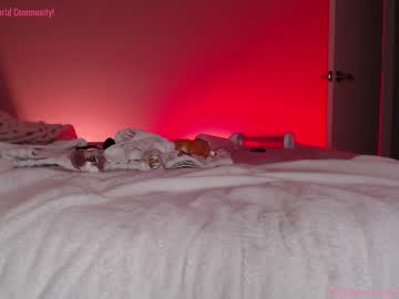 couple
        pandaworldcb cam image #242831