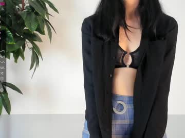 girl
        sixkiks cam image #1215973