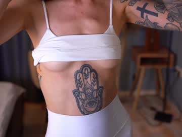 girl
        tessarosse_ cam image #4587682