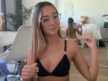 girl
        luvlivvyy cam image #6730643