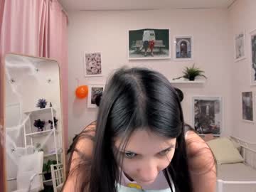 girl
        chloe_holzmann cam image #119936