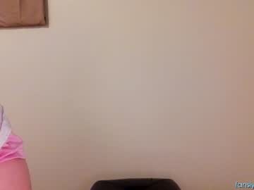 girl
        its_lily cam image #1952917