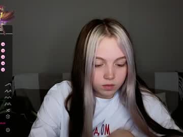 girl
        small_blondee cam image #2709480