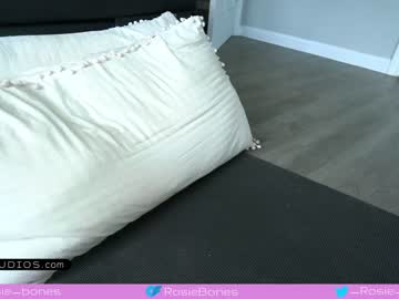 girl
        rosiebones cam image #1038902