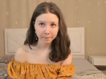 girl
        lynngroves cam image #3496611
