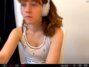 girl
        its_lily cam image #1044233