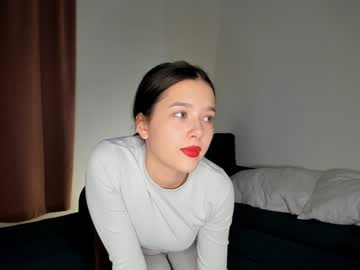 girl
        emilybatee cam image #1152449