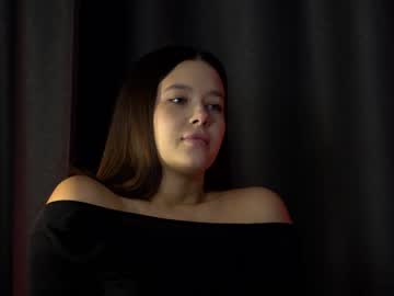 girl
        emilybatee cam image #3637878