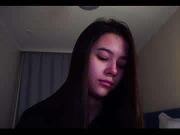 girl
        emilybatee cam image #3142903