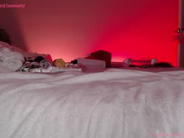 couple
        pandaworldcb cam image #242932