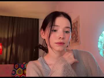 girl
        anntics_ cam image #6383684