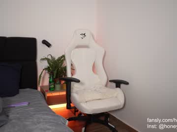 girl
        honeyyykate cam image #4184668