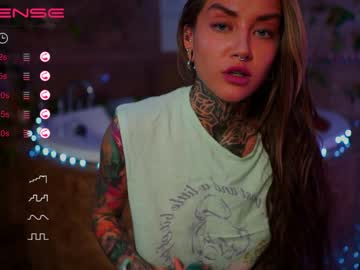 girl
        nickyneck cam image #1071742