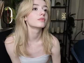 girl
        wi11ow_whisper cam image #6698830