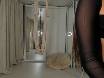 girl
        emilybatee cam image #2410152