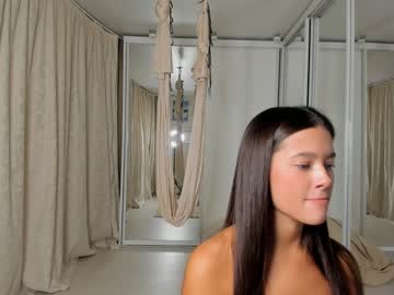 girl
        emilybatee cam image #2410059