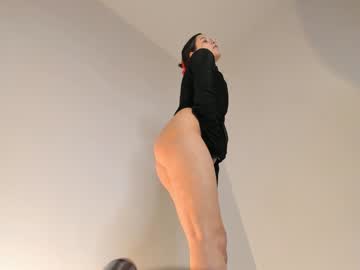 girl
        emilybatee cam image #1296556