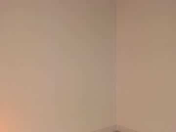 girl
        emilybatee cam image #1289354