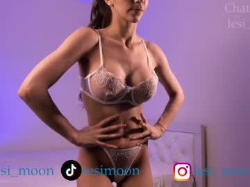 girl
        lesi_moon cam image #3279940