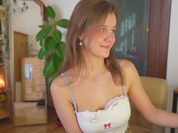 girl
        eli_sun cam image #6223165