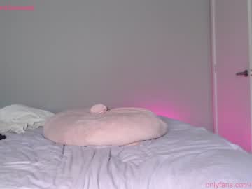 couple
        pandaworldcb cam image #176749