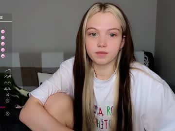 girl
        small_blondee cam image #2702180