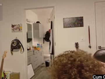 girl
        gomoreup cam image #6314299