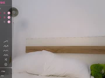 girl
        siberian_siren cam image #5756582