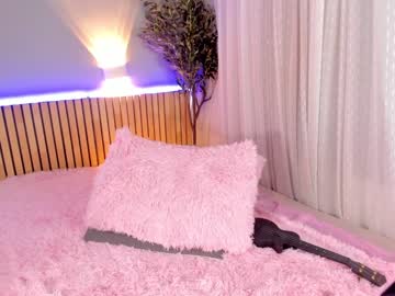girl
        little_effy18 cam image #4084794