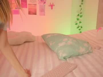 girl
        mila_1 cam image #4375625