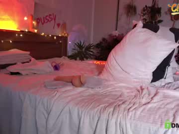 girl
        _deepthroatgalactica cam image #930211