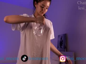 girl
        lesi_moon cam image #3286025
